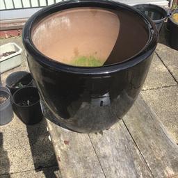 Large pot with drainage hole. Very good condition. It measures 34 cm diameter and 33 cm high.