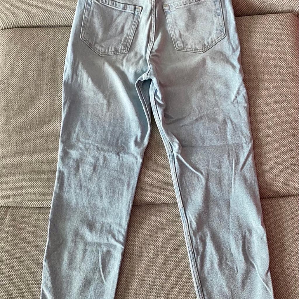 Tolle Jeans von der Marke Hollister in schöner Waschung, mit ausgefranstem Beinabschluß und hoher Taille! Ultra High-Rise Mom Jeans, in Größe W25,L25! Kaum getragen, daher wie neu! Versand extra