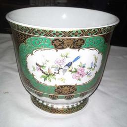 Verkaufe antike handbemalte Porzellanschale der Marke Kaiser "Mandschu" in hervorragendem Zustand.

Maße:
15 cm hoch
15 cm Durchmesser