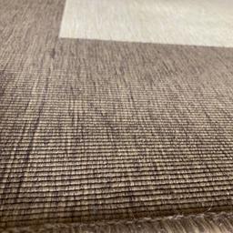Teppich in beige/braun
200x140cm
Leichte Abdrücke vom Tisch
Keine Flecken, Nichtraucherhaushalt
leicht zu reinigen