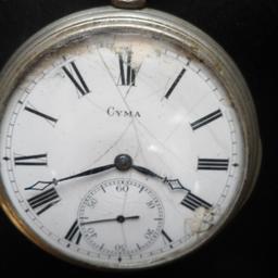 Alte Cyma Taschenuhr-starke Gebrauchsspuren-Schweizer Uhrwerk-läßt sich aufziehen und läuft.
Privatverkauf,keine Rücknahme und Gewährleistung