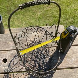 A nice wrought iron basket.
Very well made, unused.
Ideal for garden floral displays or indoor