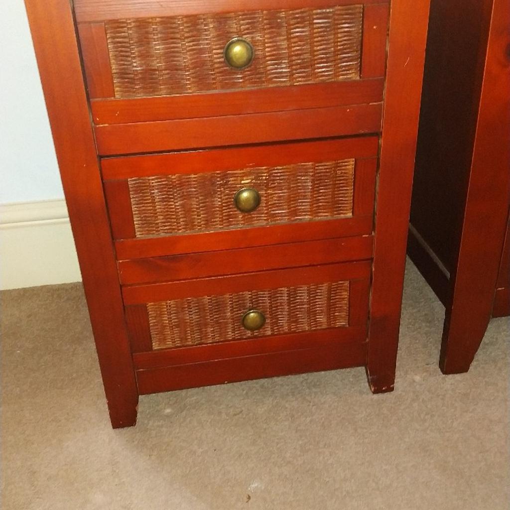 Small 3 drawer Mahogany Wooden Bedside / Bedroom cabinet.

Wicker effect front with brass type knobs. Frame made of wood with mdf interior for drawers.

Good Condition with very slight scratches.

Dimensons are:-
(W) 42cm (D) 39cm (H) 58cm

Part of a larger cabinet which is 5 Drawer size. Matching pair. Please see my other post if you are interested in both items.

Collection only. Can pay cash on inspection if preferred.