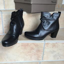 Schöne bequeme Stiefeletten von Tamaris in schwarz, Leder Gr. 40 . Die Schuhe sind neuwertig, da nur 1 mal kurz probegetragen. Absatzhöhe: 7 cm.
Kann gerne auch für € 4,79,- versendet werden.