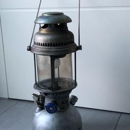 Original Starklichtlampe der Bundeswehr Petroleumlampe Petromax HK500 aus Ausmusterung.
Die Lampe hat einen starken Lichtschein und ist einfach zu bedienen. Die Lampen wurden ca. in den 1950er Jahren gefertigt und sind mittlerweile sehr selten.
Daten:
Farbe silber
Material: Metall
Gebraucht
Maße:
Höhe: ca. 40,0 cm
Durchmesser: ca. 17,0 cm
Tankvolumen: ca. 1,0 Liter
Gewicht: ca. 8 kg

Zubehör:
Original BW-Aufbewahrungskasten aus Stahl
Zusätzliche Pumpe
Einfülltrichter
Glühstrumpfe
Düsenreiniger

Gebrauchsanweisung ist vorhanden.