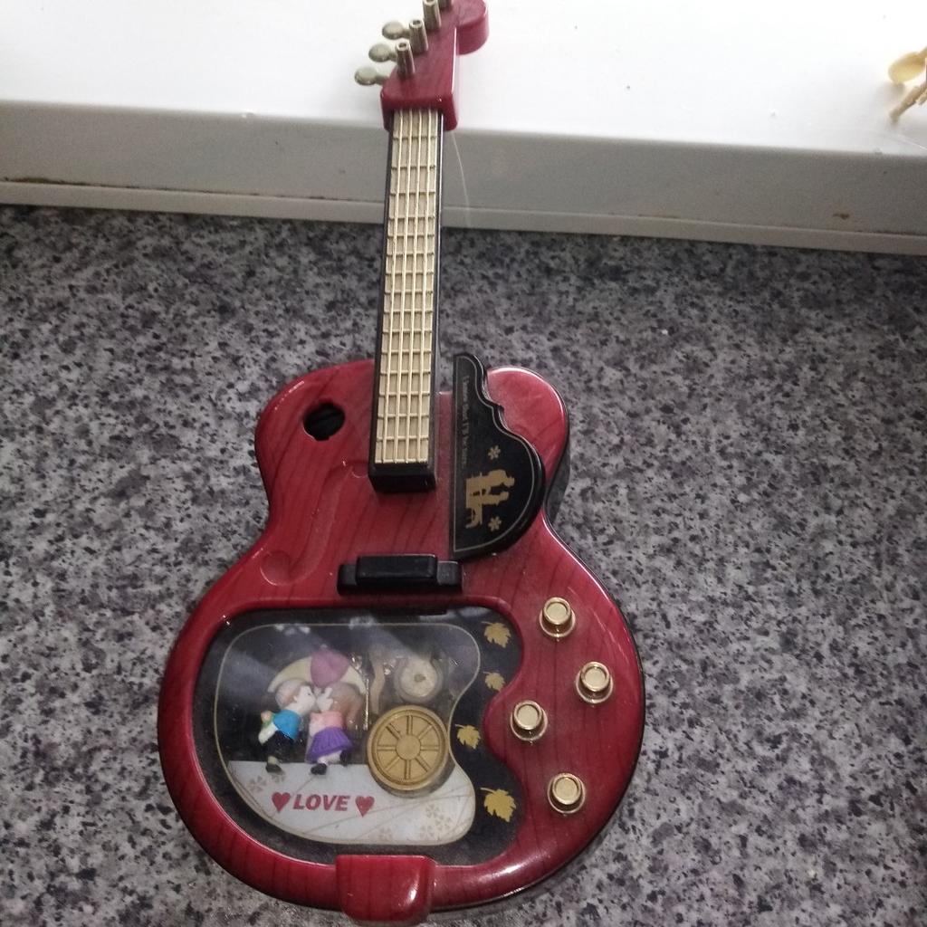 3 Wind Up Musical minture Ornamental instruments. 1 Acustic Guitar 1 Electric Guitar and 1 Mandolin. Collection Only from WV12QE
£3each or all 3 for £7.5