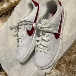 Neue weiß-rote Nike Schuhe