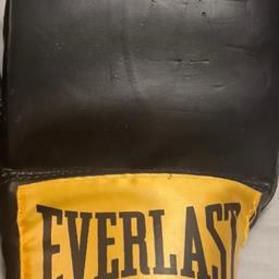 Everlast boxing gloves with pads

There is wear and tear to the material of the boxing gloves