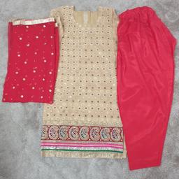 Beige and red salwar khemeez, only worn the once, some beads may be missing, overall in good condition 

Top Length 95cm
Chest 42cm
Waist 45m
Arms 50cm
Trouser Length 99 cm
Waist Elasticated