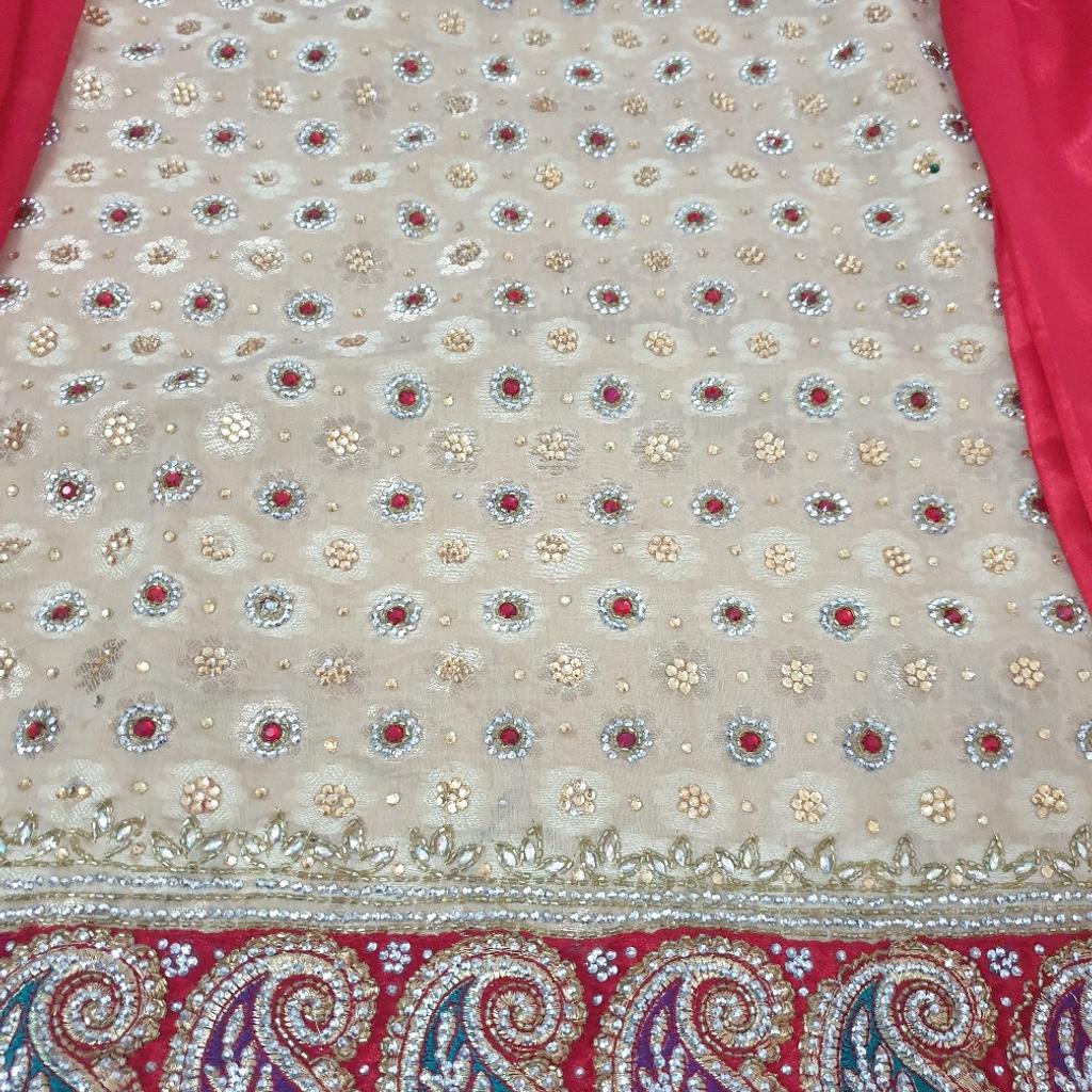 Beige and red salwar khemeez, only worn the once, some beads may be missing, overall in good condition

Top Length 95cm
Chest 42cm
Waist 45m
Arms 50cm
Trouser Length 99 cm
Waist Elasticated