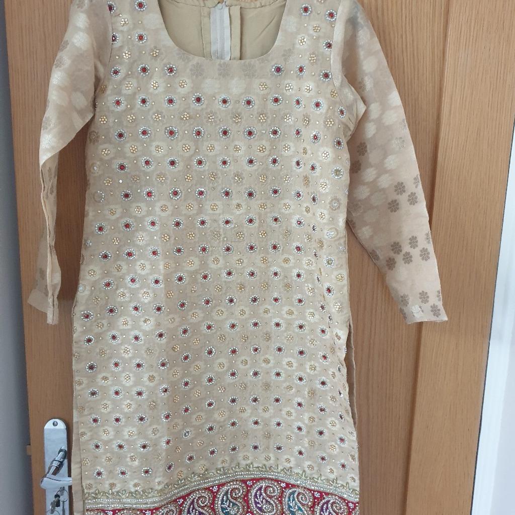 Beige and red salwar khemeez, only worn the once, some beads may be missing, overall in good condition

Top Length 95cm
Chest 42cm
Waist 45m
Arms 50cm
Trouser Length 99 cm
Waist Elasticated