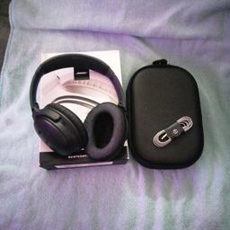 Black bose USB Bluetooth headphone
No USB cable but you can use any comes with case and box
All work experient wireless very loud and sound proof adjustable headpiece good brand and expesive going cheap £150 or near offer orgingal price £309