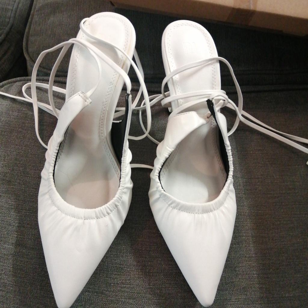 White 2.5 3inch heels tie up shoes leather bran's new from river island perfect for the summer I say they probably fits a 6/7 size foot Boxed