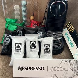 De Longhi Nespresso Maschine mit zirka 100 Kapseln für Kaffee und Tee Genuss zu verkaufen. Funktioniert einwandfrei, Original Verpackung vorhanden.