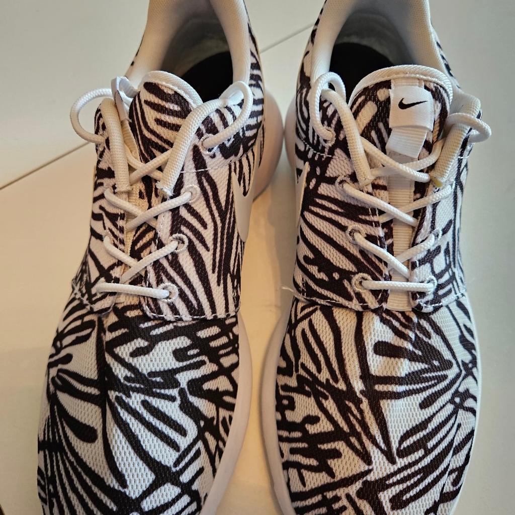 Verkaufe meine lediglich einmal getragenen Sneaker von Nike in einer Sonderedition in schwarz/weiß Zebramuster. Schuhe sind in einem 1a Zustand, nur anhand der Sohle sieht man dass sie den Karton verlassen haben.
Die Sneaker sind super weich und flexibel aus einem Mesh-Material. Größe 39