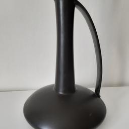 Schöne Vase Keramik schwarz. 
Maße siehe Foto.

Versand trägt der Käufer und auf eigene Gefahr wegen Bruch. 
Natürlich wird versucht so gut es möglich ist zu verpacken.