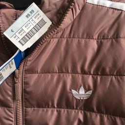Zum Verkauf steht eine nagelneue leichte Jacke von Adidas mit Etikett in der Farbe Rosé Rostbraun, ist mir leider zu eng,mit Kapuze, rechts und links je eine Eingrifftasche mit Reißverschluss, wurde noch nie getragen, NP 99,99€