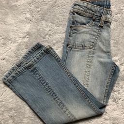 Bootcut Jeans für Mädchen von H&M.
Im Hosenbund befindet sich ein Knopflochgummi zum verstellen. Druckknopf und Reißverschluss. Hose hat keine Mängel.