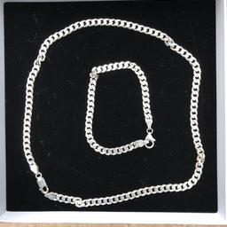 Eine Silberkette und ein Armband, die kleinere Kette ist verkauft.
Wurde getragen
Versand wird vom Käufer übernommen
 Kette und Armband zusammen 115Euro
Von außen nach innen: 70€/ 55€