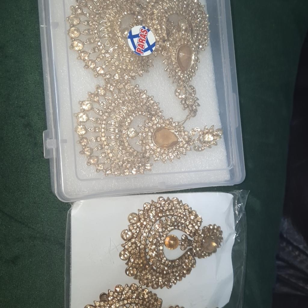 2 sets earing an tikka sets diffrent designs same colour goldy bronze.
1 comes with chumbar aswell.
£ 25 each