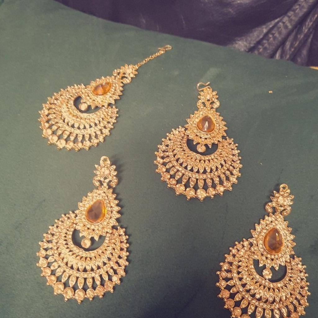 2 sets earing an tikka sets diffrent designs same colour goldy bronze.
1 comes with chumbar aswell.
£ 25 each