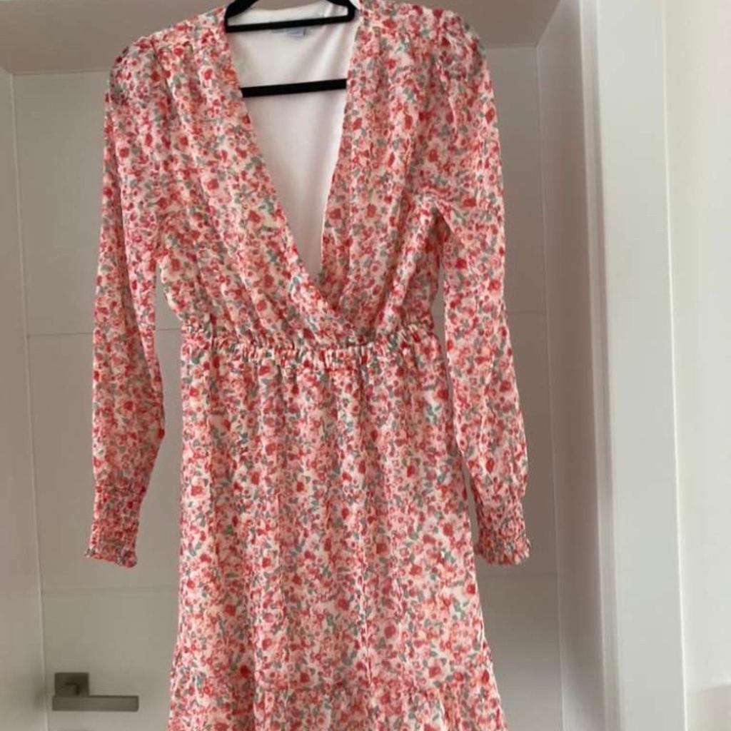 Wunderschönes Sommerkleid von Amisu
Gr 36
Wurde nur einmal getragen
Versand gerne gegen Aufpreis