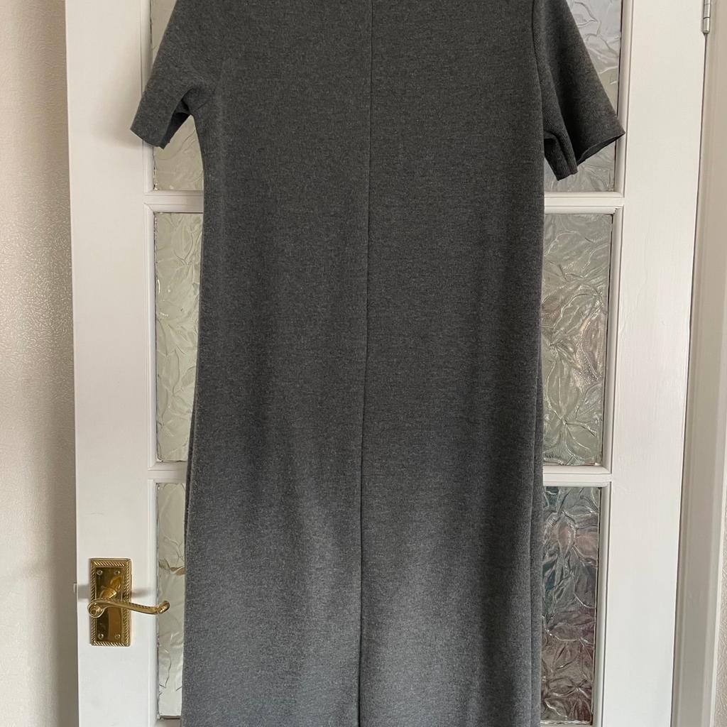 Zara Trafaluc autumn/winter 17-18 Grey Dress size M. Short sleeves. Hemless. Seam down back. Polyester / cotton blend (feels like a jumper)