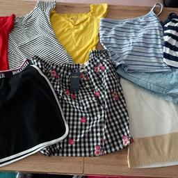 Wir verkaufen das abgebildete Bekleidungspaket der Marke Hollister in Gr. XS/S. Inhalt: 3 Röcke, 3 T-Shirts, 1 Bluse (neu mit Etiketten) und 2 Tops.
Alle Teile wurden wenig getragen und sind in einem sehr guten Zustand.