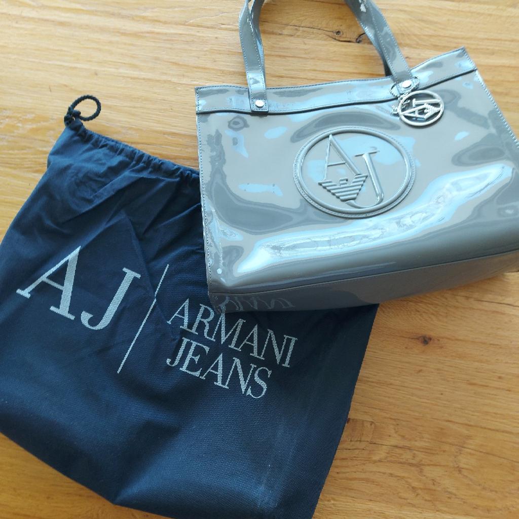 Verkaufe nur 1mal getragene Handtasche aus Lack von Armani Jeans.

Versand möglich, Porto zahlt der Käufer