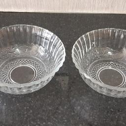 Set Of 2 Glass Crystal Bowls. One in good condition, the other has a small chip on it see pictures for details. Other than that they're both fine.

Please check out my other items.
Thanks
