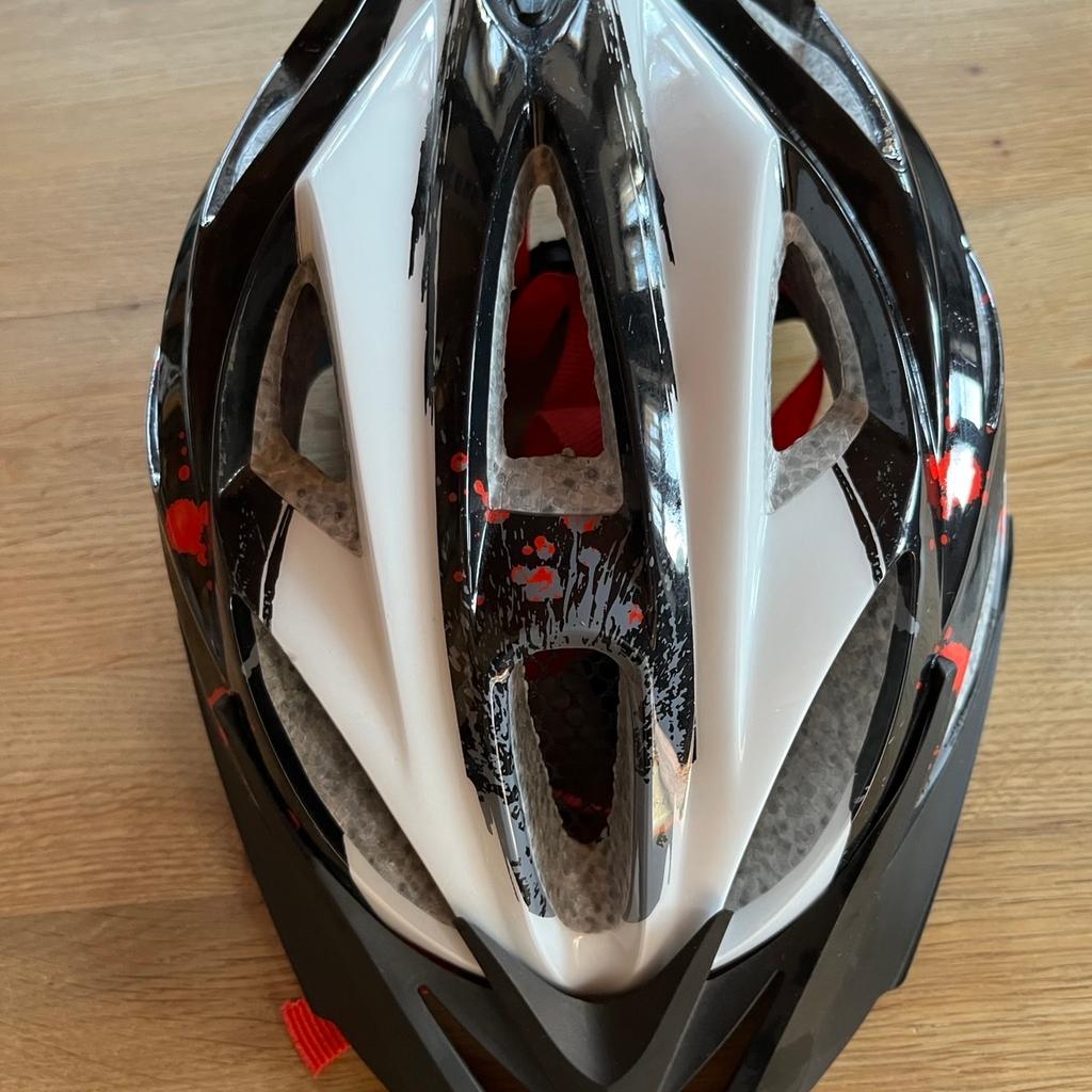Verkaufe Fahrrad- Mountainbike Helm
Marke: Alpina
Gr: S-M 53 - 57 cm
Farbe: schwarz, weiß, rot
der Helm wurde kaum benutzt, da er leider zu groß gekauft wurde

Versand für 8,90€ möglich
