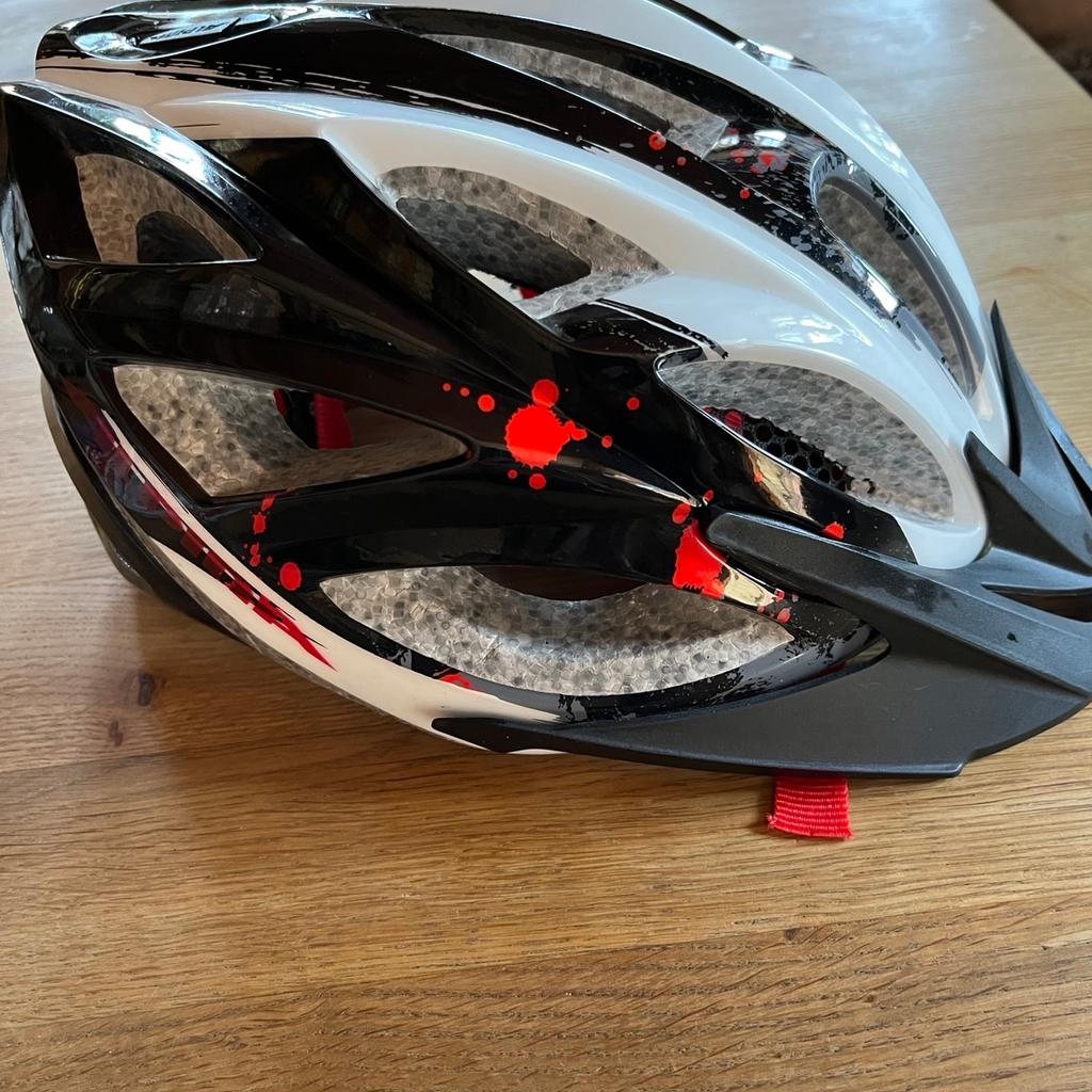 Verkaufe Fahrrad- Mountainbike Helm
Marke: Alpina
Gr: S-M 53 - 57 cm
Farbe: schwarz, weiß, rot
der Helm wurde kaum benutzt, da er leider zu groß gekauft wurde

Versand für 8,90€ möglich