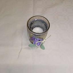 Glas-Teelicht-Behälter mit 2 Einsätzen in neuwertigem Zustand.

Maße:
8 cm hoch
7 cm Durchmesser
