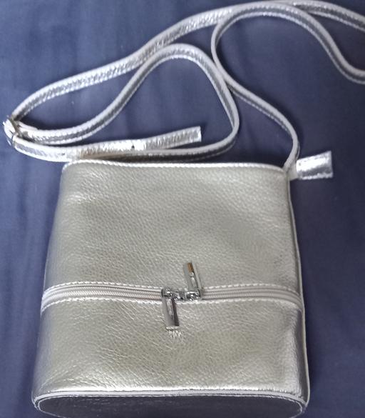 Buy & Sell Pembrokeshire - Wales Clarbeston Road - Pembrokeshire - Photos for Ladies Gold Leather Handbag