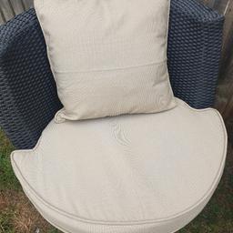 cream beige cushion cover set for rattan bistro chairs
2 seat cushion covers
2 back cushion covers
all are zipped and washable
the rattan chairs and cushion inserts are not included
just the full set of covers