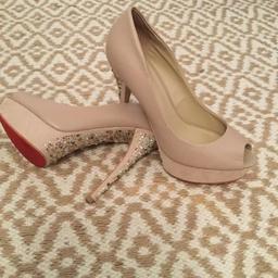 Beige/Suede Diamanté Pee Toe Heels
Red sole
Diamanté stone on the heel and inside base of shoes
Measurements heel 5 inches