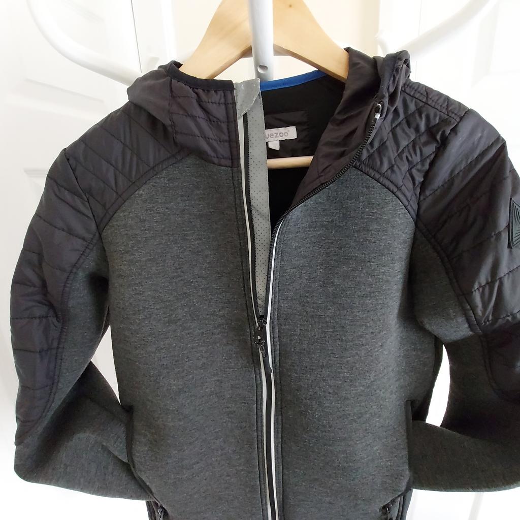 Jacket "bluezoo"

With Hood

Grey Black Colour

Good Condition

Actual size: cm

Length: 60 cm front

Length: 59 cm back

Length: 40 cm from armpit side

Shoulder width: 35 cm

Length sleeves: 57 cm

Volume hands: 35 cm

Volume chest: 90 cm – 93 cm

Volume waist: 90 cm – 92 cm

Volume hips: 90 cm – 92 cm

Size: 13 Years

Outer: 78 % Polyester
 11 % Viscose
 11 % Elastane

Contrast: 100 % Polyester

Hood Lining: 100 % Polyester

Pocket Lining: 100 % Polyester

Made in China