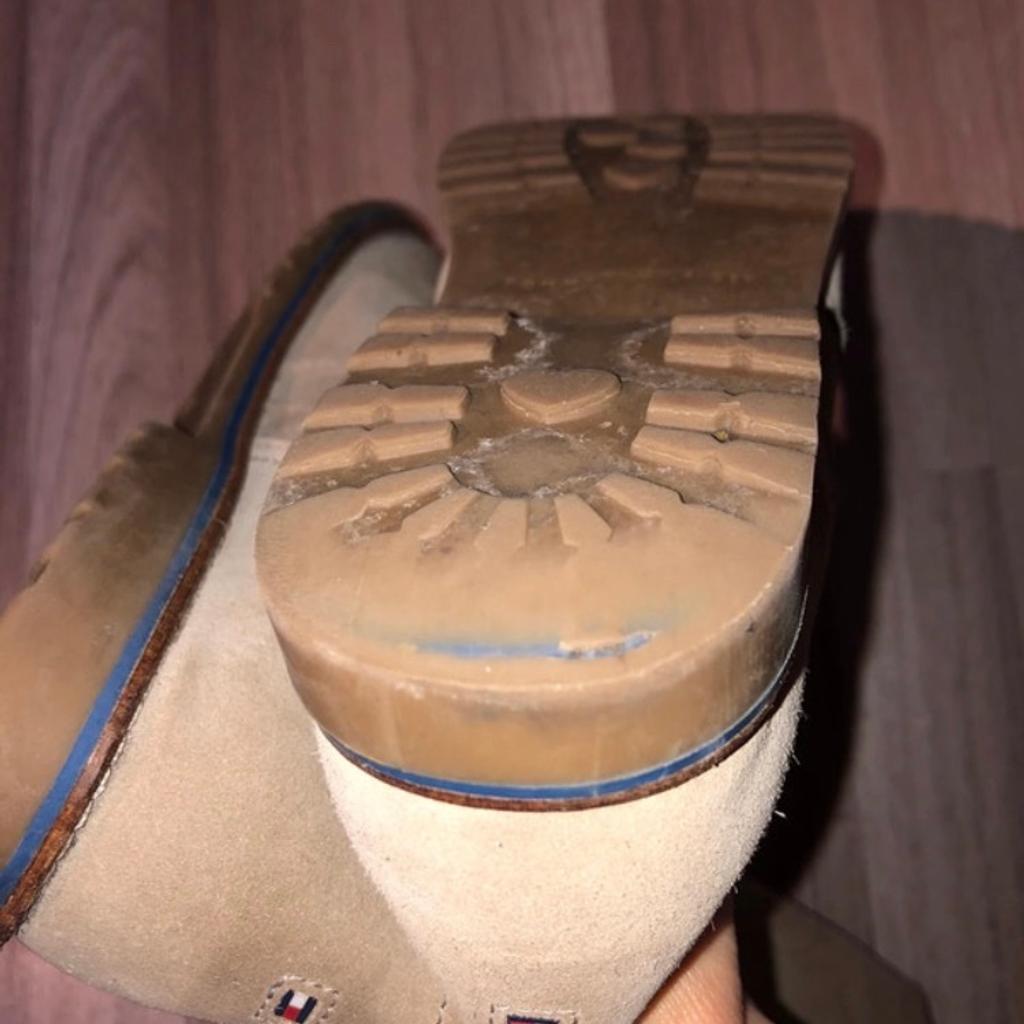 Tommy Hilfiger Damen Leder Stiefel beige Gr.39

Getragen
Zustand siehe Fotos
Gummi Sohle schon runtergelaufen