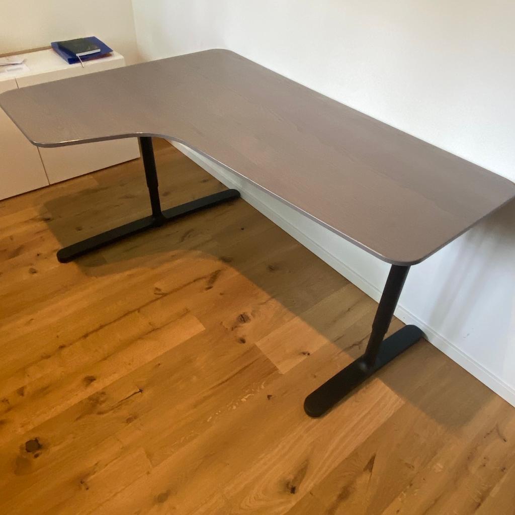 Ich verkaufe diesen Eckschreibtisch von Ikea (BEKANT). Der Tisch hat eine graue Holzplatte und ein schwarzes Untergestellt mit schwarzen Füßen. Die Beine sind von 65-85cm höhenverstellbar. Außerdem befindet sich unter dem Tisch ein Kabelsammler (siehe letztes Bild).
Maße: 160*110cm
Originalpreis: 349€
Der Tisch ist in einen super Zustand mit leichten Gebrauchsspuren.
Für Fragen oder weitere Bilder gerne fragen!