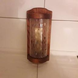 Verkaufe Wandlampe aus massivem Eichenholz mit gesprenkeltem Glas und Messingeinfassung in Top-Zustand.

Maße:
30 cm lang
15 cm breit
10 cm tief
