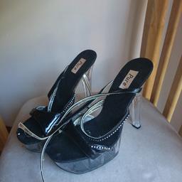 Ladies high heels
Size 5
Colour black with diamonties on bar
And clear heels and bottom of shoe 
Used a couple of times but are in great condition
Sorry but I don't post.