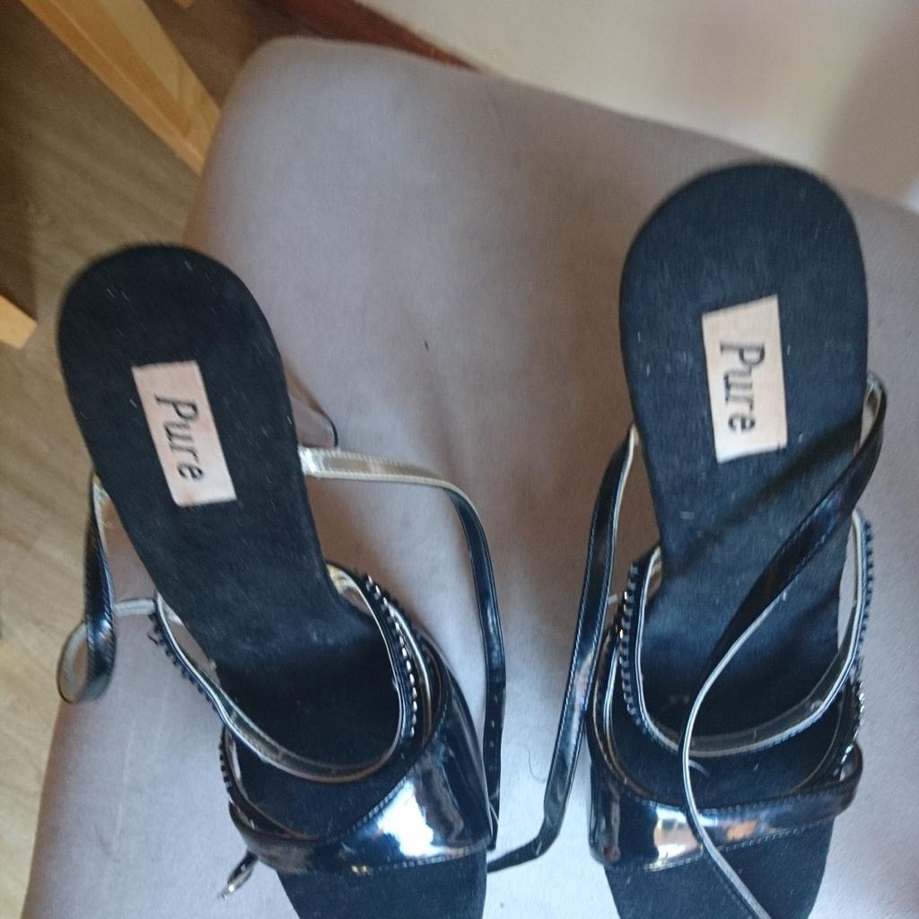 Ladies high heels
Size 5
Colour black with diamonties on bar
And clear heels and bottom of shoe
Used a couple of times but are in great condition
Sorry but I don't post.