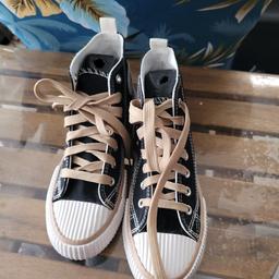 Brand new, black, beige and white trainer. Never worn so, they have been kept in very good condition. High top classic trainers for teens (girl).
Type - trainers
Material- cavas
Decoration - lace-up
Sole material - rubber