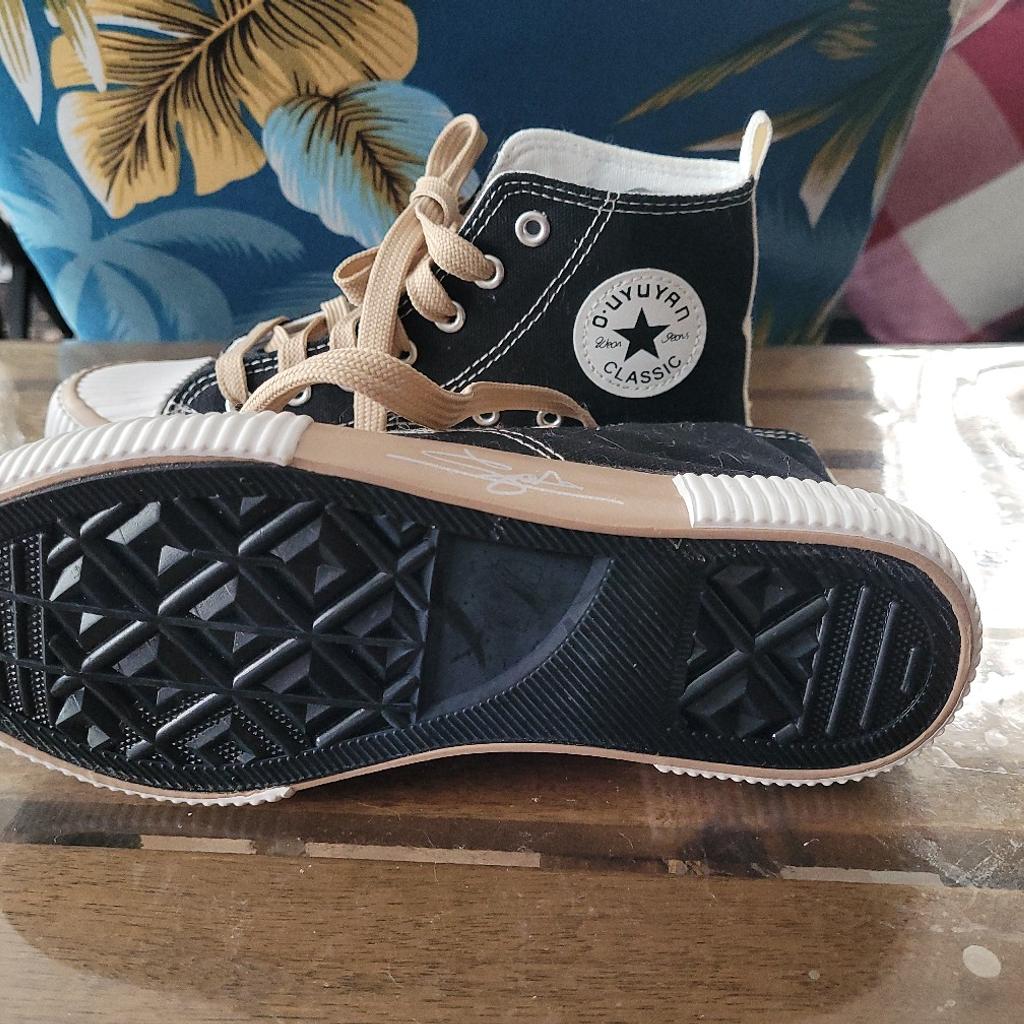 Brand new, black, beige and white trainer. Never worn so, they have been kept in very good condition. High top classic trainers for teens (girl).
Type - trainers
Material- cavas
Decoration - lace-up
Sole material - rubber
