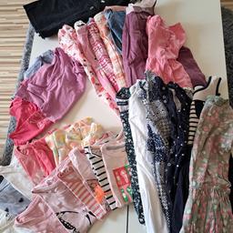 15 Mädchen Kleider H&M Vertbautet 
15 Mädchen T-shirts H&M Primarkt 
Sind alle in einem Super Zustand und zusammen abzugeben. 
GRÖßE 98/104