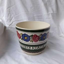 Verkaufe grünen Wechsler Keramik Blumenübertopf, handbemalt, 20 cm hoch, 20 cm Durchmesser oben, 15 cm Durchmesser unten, sehr guter Zustand.