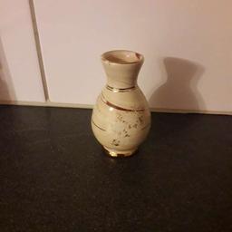Verkaufe Vase aus Keramik, Handarbeit, beige, G.S. Presenta Ltd, Hand made in Greece, 24 Karat Gold.

Maße:
10 cm hoch
7 cm Durchmesser in der Mitte
4 cm Durchmesser oben und unten