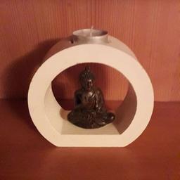 Verkaufe Teelichtbehälter mit Buddha-Figur in rundem Holzgestell, Top-Zustand.

15 cm hoch, 15 cm breit und 6 cm tief.