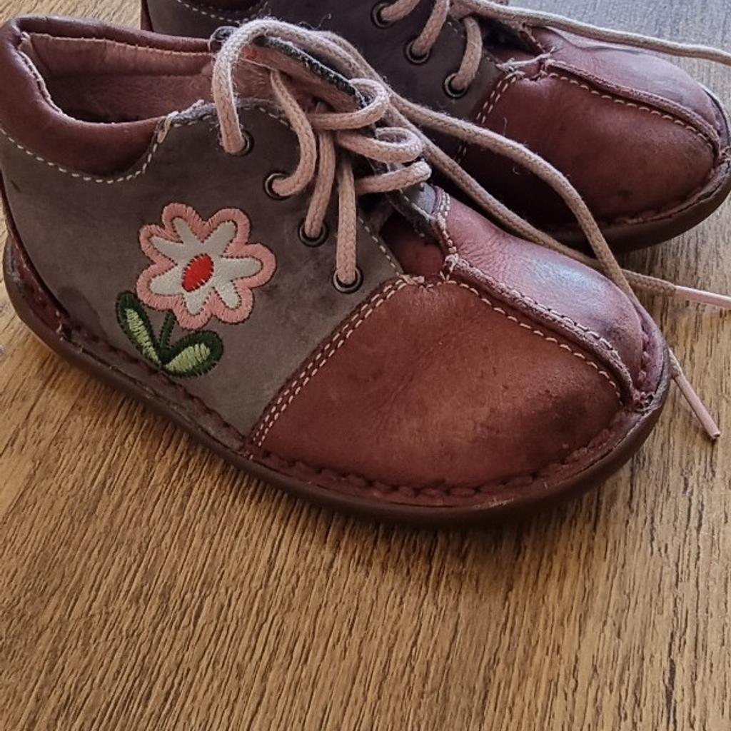Soft Leather and in good condition with minimal marking
Has slight arch support and supportive ankle and lacing design
Unknown brand
Size 21
Pick up only from RM11 Hornchurch