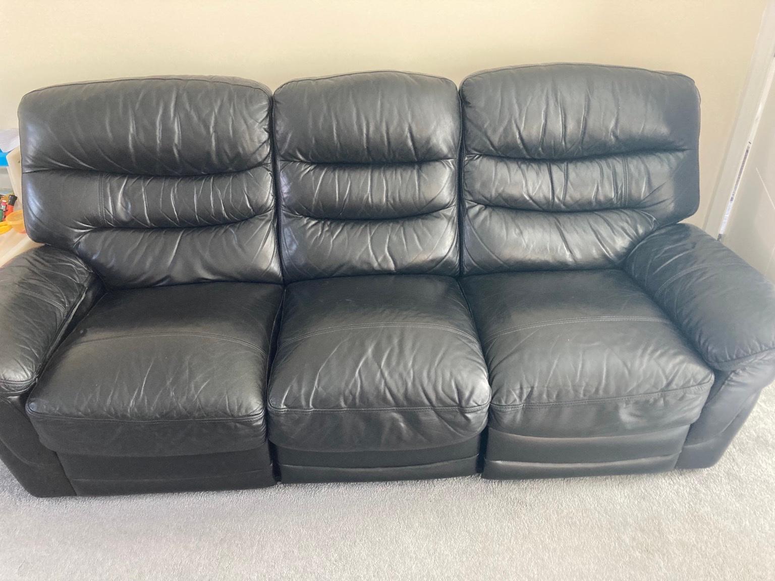 3 + 2 seater black leather recliner sofas in DY4 Sandwell for £125.00